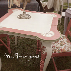 Pretty Vintage Game Table Set